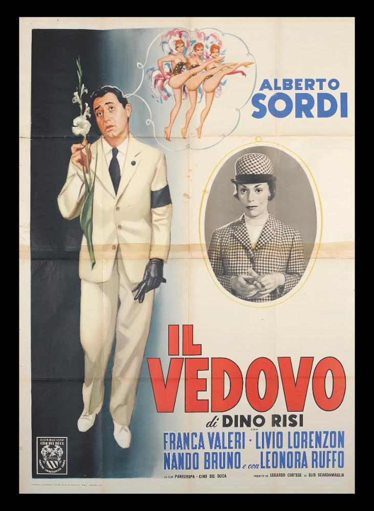 L'immagine riproduce uno dei manifesti conservati presso la Mediateca Regionale Pugliese (vedi Note). Si tratta di una delle versioni del manifesto del film "Il vedovo", commedia italiana di Dino Risi del 1959. L'artista, ignoto, concepisce una composizione ordinata, dall'aspetto grafico pubblicitario. La bella figura intera di Alberto Sordi, elegante nel suo costume bianco, domina e cattura lo sguardo, con una delle sue consuete espressioni ironiche. Nel tondo dorato, in bianco e nero, è riconoscibile l'amatissima attrice Franca Valeri - nel film la moglie Elvira - che insieme ad altri attori italiani tra cui lo stesso Sordi, seppe rappresentare con il garbo e la comicità dei suoi personaggi alcune delle più tipiche "maschere stereotipate" dell'Italia del Novecento. Un...