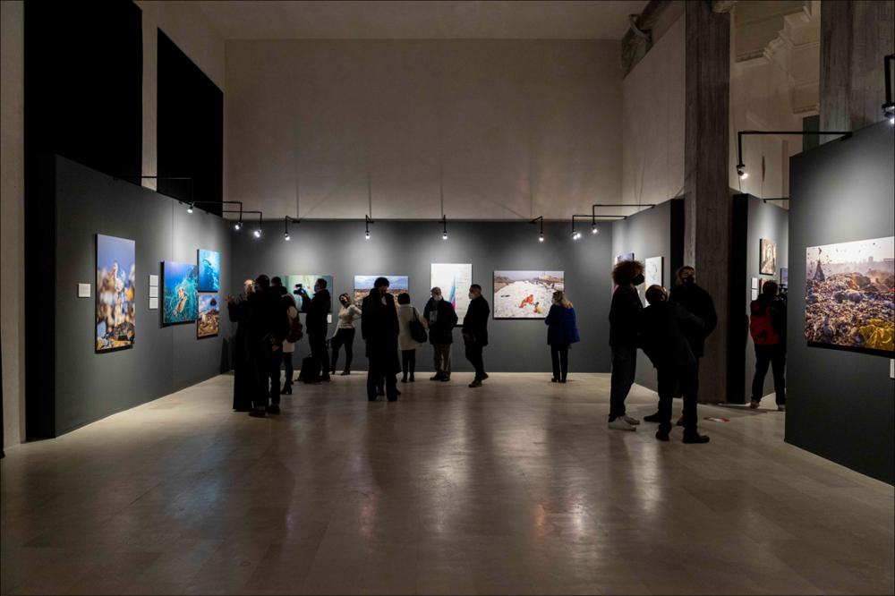 Nella foto lo spazio espositivo del Teatro Margherita di Bari allestito in occasione della mostra PLANET OR PLASTIC? con 71 scatti fotografici di forte impatto, amara testimonianza dei danni ambientali provocati dall’eccessivo uso della plastica nel mondo. La mostra fotografica, pensata per adulti e ragazzi, ha presentato contenuti e un percorso espositivo che hanno permesso un’esperienza immersiva nei temi presentati....