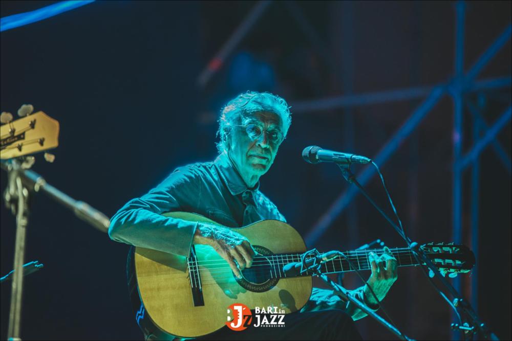 "Bari in Jazz" è un Festival Metropolitano con cadenza annuale, organizzato da Abusuan in Puglia, presenta concerti con ospiti nazionali ed internazionali. L’edizione 2018 del Festival Metropolitano "Bari in Jazz", la quattordicesima, è stata interamente dedicata alle figure femminili nella musica e nel jazz, nel canto, nella composizione e nell’arrangiamento, nell’uso dei vari strumenti e stili musicali. Come ogni anno il Festival Metropolitano Bari in Jazz, luogo d’incontro della musica jazz con altri generi musicali, offre una vetrina d’eccellenza alle grandi artiste e a quelle emergenti, promuovendo anche nuove creazioni. La fotografia mostra il musicista al centro, nell'attimo prima di iniziare a cantare. Nel suo sguardo è visibile tutta la suspense e la concentraz...
