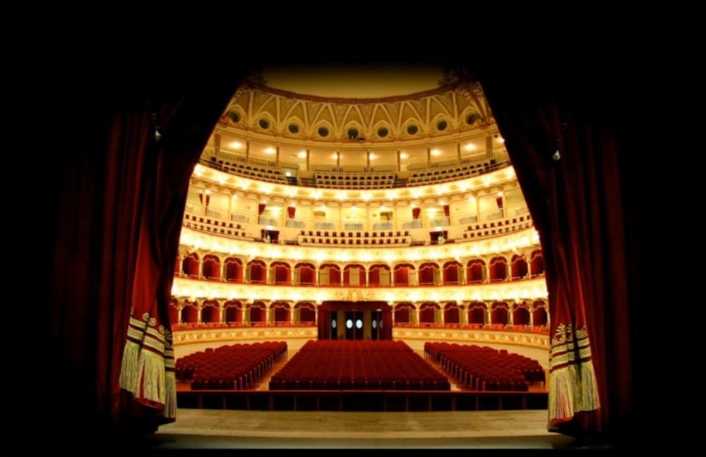 L’Orchestra del Teatro Petruzzelli esegue Also Also sprach Zarathustra, op. 30 di Richard Strauss, in questa registrazione del 5 gennaio 2020. Composto nel 1896, è evidentemente ispirato all'omonima opera poetico-filosofica del filosofo tedesco Friedrich Nietzsche. 
È uno dei brani più popolari, conosciuto dal grande pubblico grazie al cult cinematografico di Stanley Kubrick "2001: Odissea nello spazio". Kubrick ne utilizza la prima sezione denominata “introduzione” che, secondo alcune interpretazioni, rappresenterebbe la Creazione, ossia la nascita della nuova era del superuomo. Richard Strauss è stato un compositore e direttore d'orchestra tedesco del periodo tardo-romantico, noto soprattutto per i suoi poemi sinfonici e le sue opere liriche. Richard Strauss non è sta...