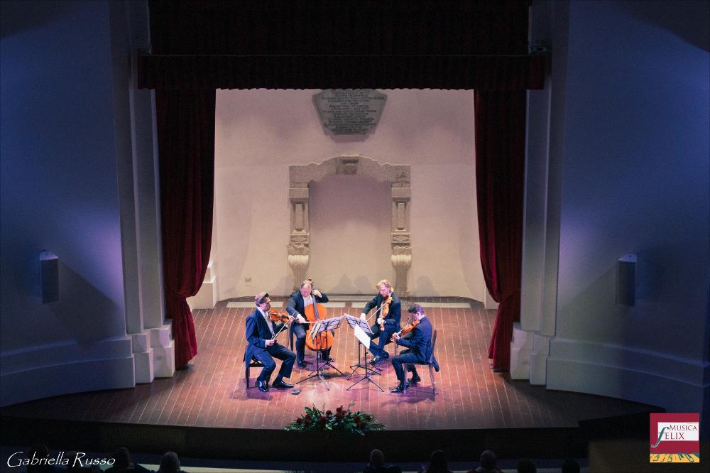 <div>L’immagine è tratta dall’esibizione del Quartetto Oistrakh, nella serata del 6 aprile 2024 presso l’Auditorium Santa Chiara di Foggia<strong> </strong>in occasione della IX Edizione di Musica Felix, la rassegna organizzata della Fondazione Apulia Felix Onlus, con la preziosa direzione artistica del musicista Dino De Palma, con otto spettacoli in cartellone dal 22 gennaio al 25 maggio 2024. Il gruppo, di fama internazionale, è composto da quattro tra i più straordinari musicisti russi di oggi: Andrey Baranov e Rodion Petrov ai violini, Fedor Belugin alla viola, Alexey Zhilin al violoncello. La loro altissima qualità ha convinto nel 2012 la famiglia del leggendario violinista David Oistrakh a concedere l’uso del nome al qua...