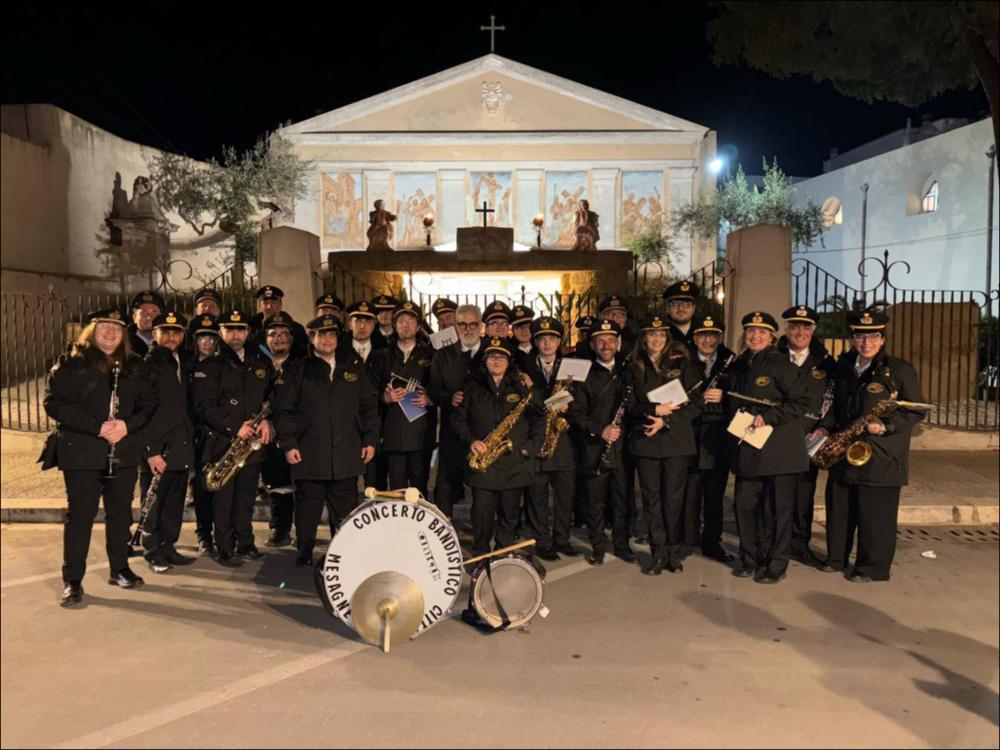 <div class="ql-editor"><div>Fotografia del Concerto Bandistico Cittadino “F. Fasano – L. Leo” di Mesagne, ritratto il Venerdì Santo del 2025 davanti al Monumento del Calvario di Mesagne, nell’ambito delle celebrazioni religiose della Settimana Santa.</div><div><br></div><div>Il Concerto Bandistico Cittadino “F. Fasano – L. Leo” di Mesagne, costituito in forma associativa nel 1991, affonda le proprie radici nella tradizione bandistica cittadina documentata a partire dal 1883. La banda rappresenta una presenza consolidata nella vita culturale e sociale della comunità di Mesagne, attraverso attività concertistica e partecipazione alle principali celebrazioni civili e religiose del territorio. Il repertorio comprende ...