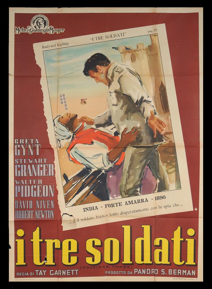 L'immagine riproduce uno dei manifesti conservati presso la Mediateca Regionale Pugliese (vedi Note). Si tratta del manifesto del film "I tre soldati", la cui illustrazione è a firma di Ercole Brini. Si tratta di una composizione nella composizione. Infatti, Brini concepisce una rappresentazione come fosse una pagina illustrata di un libro (si veda in alto l'indicazione del numero di pagina) che riporta a sinistra i segni di uno strappo, all'interno dello spazio del manifesto. Quest'ultimo, diventa il luogo dove vengono indicati il titolo, grande e in giallo, e le altre informazioni del film. Brini mostra anche qui, seppur per una illustrazione più piccola, la sua raffinatezza e delicatezza pittorica. L'artista ha sempre prediletto l'uso degli acquerelli, tecnica che gl...