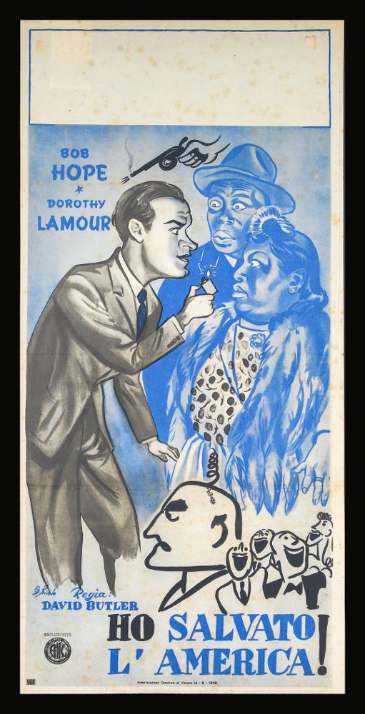 L'immagine riproduce uno dei manifesti conservati presso la Mediateca Regionale Pugliese (vedi Note). Si tratta della versione grafica della locandina del film americano "Ho salvato l'America", a firma di Giuseppe Rivoli, artista che si ricorda per le sue collaborazioni per case editrici, tra cui la Salani Editore. La bella impostazione compositiva si distacca completamente da quella a firma di Carloantonio Longi, pensata per il manifesto (in collezione). Qui prevale lo stile prettamente illustrativo e sarcastico di Rivoli, che raffigura la scena con pochissimi colori, giocando con le linee e coi contrasti dell'azzurro e del bianco/nero dei personaggi....