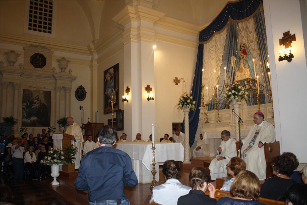 <div class="ql-editor"><div>Lo scatto fotografico immortala un momento della Messa celebrata dal Vescovo presso la Parrocchia di Sant’Andrea Apostolo, in occasione della Festa Patronale della Madonna delle Grazie di Andrano (LE).</div><div>Questa festa affonda le sue radici nell’antico culto mariano promosso dai monaci basiliani tra l’VIII e il X secolo nell’area dell’Attarico, dove ancora oggi una suggestiva grotta rupestre testimonia la loro presenza e la profonda spiritualità che caratterizzò quel periodo.</div><div>A seguito di un evento miracoloso avvenuto il 17 ottobre 1819, la comunità di Andrano chiese e ottenne da Papa Pio VII il riconoscimento del Patrocinio della Vergine sotto il titolo delle Grazie. Successivament...