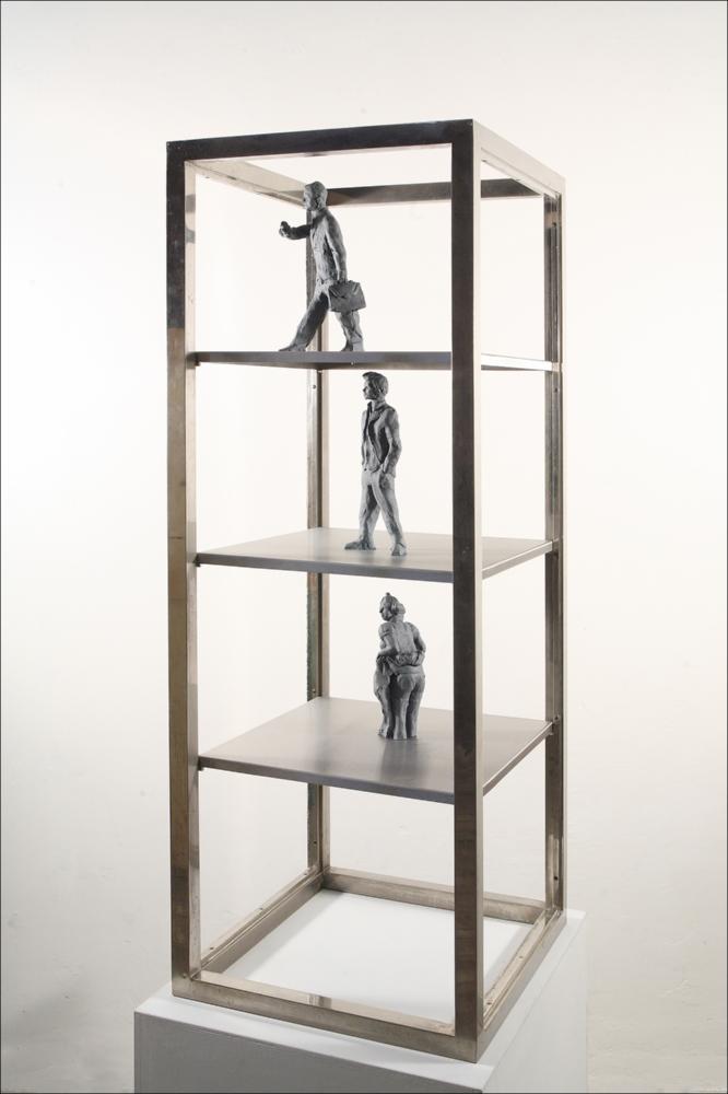 L'immagine digitale riproduce l'opera “Condominio n. 5” dell'artista pugliese Beppe Sylos Labini, installazione scultorea, parte dell'omonima serie. L'artista, attivo sul panorama locale e nazionale dal 1972, è stato allievo del Prof. De Palma, assistente di Decorazione di Mimmo Conenna, diplomato all'Accademia di Belle Arti di Bari, della quale ha ricoperto il ruolo di Direttore. L'artista, in particolar modo nell'ultimo decennio, affronta il tema della solitudine nella moltitudine, ossia il senso di isolamento e di lontananza dell'individuo contemporaneo dal resto dei suoi simili. La serie del “Condominio”, abilmente studiata per accentuarne il pensiero, rientra in questo filone e aggiunge al senso di isolamento quello dell'incognito delle vite che si muovono in ciasc...