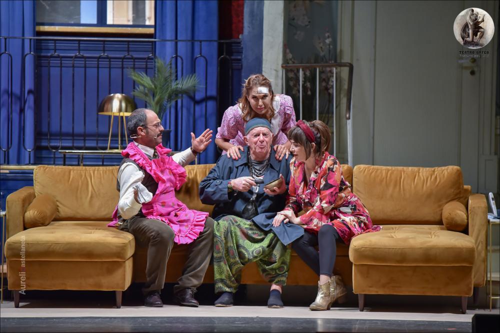 <div>Lo scatto immortala una scena tratta dallo spettacolo teatrale "Taxi a due piazze" con Barbara d'Urso, andato in scena il 24 novembre 2024 presso il Teatro Orfeo di Taranto. Lo spettacolo ha fatto parte della stagione teatrale "Teatro Orfeo 110 anni di storia" per il cartellone 2024/2025.</div><div><em>Taxi a due piazze</em>, celebre commedia di Ray Cooney del 1984, non aveva mai avuto una versione al femminile. In Italia è molto conosciuta grazie anche alla storica edizione con Dorelli, Quattrini, Brochard e Panelli. Su richiesta dell’autore, è stata realizzata una nuova versione aggiornata e “rovesciata”, diretta da Chiara Noschese, con Barbara D’Urso nel ruolo della tassista bigama che nasconde i suoi due mariti,...