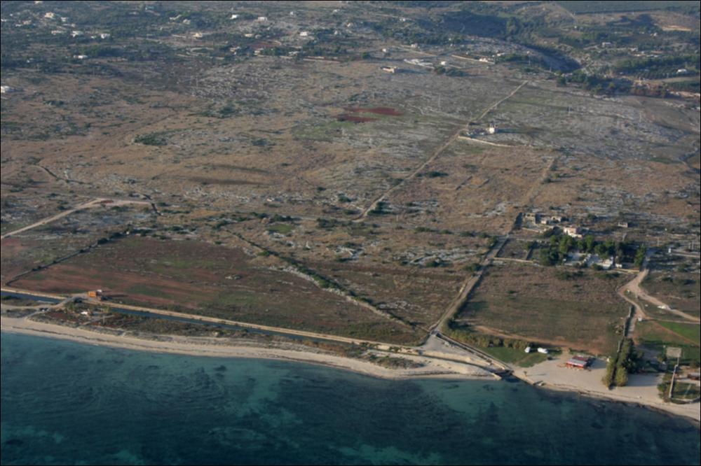 Il paesaggio costiero in cui ricade Salve si estende da Torre Vado (al confine tra Marciano di Leuca e Salve) all'area di Torre d'Alto Lido (al confine tra Galatone e Nardò). La costa qui presenta caratteristiche notevolmente diverse rispetto al paesaggio costiero adriatico. A partire dalla marina di Salve, sita a nord-ovest di Torre Vado, fino a Torre S. Giovanni, il litorale si presenta prevalentemente sabbioso ed è intervallato solo da brevi tratti di costa rocciosa bassa. Tra gli arenili, domina la grande spiaggia delle Pesculuse estesa per ben 12 km. Lungo il tratto costiero punteggiato dalle varie marine, le torri costiere rappresentano un importante valore patrimoniale tanto per la qualità architettonica dei manufatti in pietra quanto per la loro valenza territor...