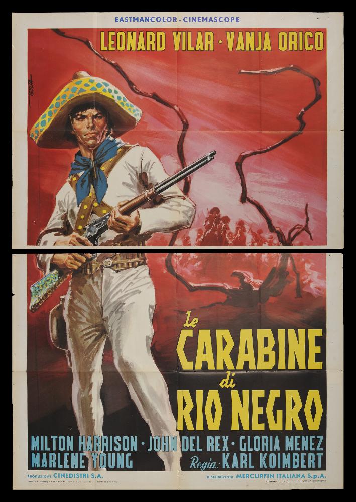 L'immagine riproduce uno dei manifesti conservati presso la Mediateca Regionale Pugliese (vedi Note). Si tratta di uno dei manifesti del film “Le carabine di Rio Negro” del 1966 per la regia di Karl Koimbert (Carlos Coimbra) a firma di Deseta (Enrico De Seta). Disegnatore e pittore italiano, noto come fumettista per giornali satirico-umoristici e periodici per ragazzi e soprattutto per la sua produzione di illustrazioni cinematografiche. La composizione è caratterizzata da uno sfondo rosso spento, idea anche del sangue, dove si possono riconoscere cavalli con soldati. In primo piano il protagonista maschile immortalato con abiti da combattimento. Artista poliedrico, iniziò la sua attività di pittore per il cinema sin dal 1937, fu grande amico e collaboratore di Federico...