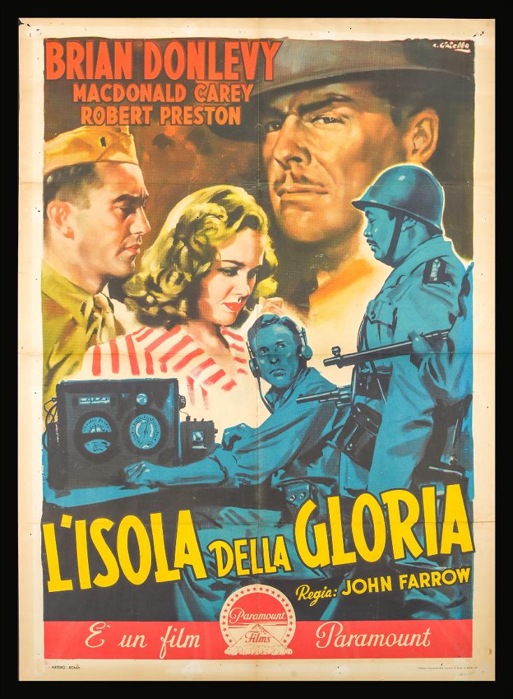 L'immagine riproduce uno dei manifesti conservati presso la Mediateca Regionale Pugliese (vedi Note). Si ratta di una delle versioni grafiche per il manifesto del film "L’isola della gloria" del 1942 per la regia di John Farrow, a firma dell’illustratore Averardo Ciriello. Pittore dal linguaggio elaborato e dallo stile pittorico colto e maturo, sia nel ritratto che nelle scene narrative, Ciriello seppe caratterizzare le sue opere con l'uso di sfumature volumetriche, tocchi di colore morbidi "emotivi", che denotano una comunicazione visiva chiara e coinvolgente. Anche per questa composizione il coinvolgimento con il pubblico è totale grazie al racconto particolareggiato che ne fa l’artista, in primo piano abbiamo la rappresentazione in monocromo blu di una scena che desc...