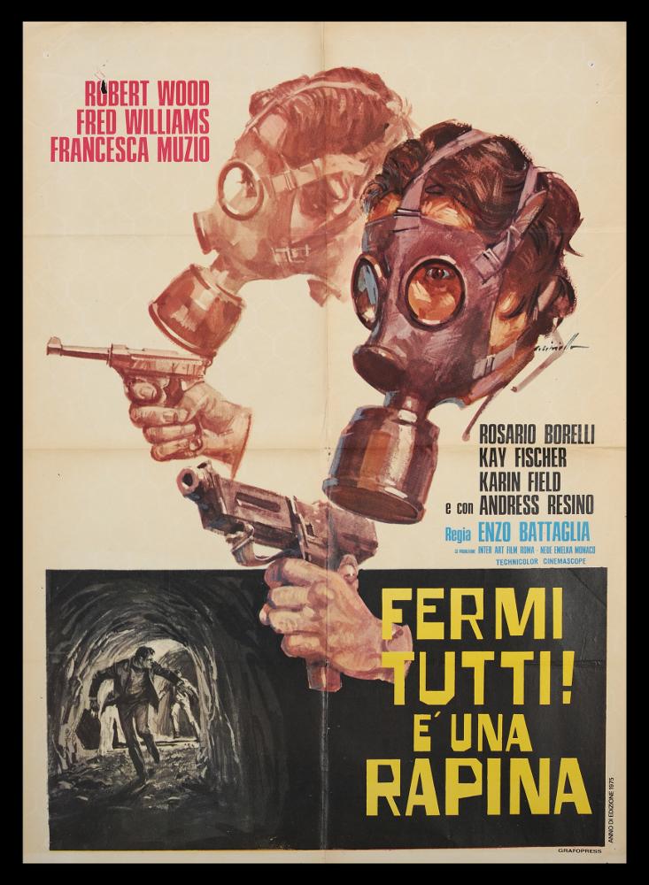 L'immagine riproduce uno dei manifesti conservati presso la Mediateca Regionale Pugliese (vedi Note). Si tratta di una delle versioni grafiche del manifesto del film italo tedesco “Fermi tutti! È una rapina!”, di cui si conserva anche la locandina. L’illustratore del manifesto è Averardo Ciriello, come si evince dalla firma sulla destra. Emerge il suo tipico tratto pittorico, caratterizzato da un uso del colore in funzione simbolica e fortemente emotiva, con un’attenzione, quasi maniacale, per il dettaglio e le sfumature chiaroscurali. Lo spazio compositivo si mostra molto moderno, equilibrato e proporzionato, occupato dalle angoscianti figure dei rapinatori che emergono dal fondo bianco. La parte bassa è invece occupata da una striscia illustrata in bianco e nero con u...