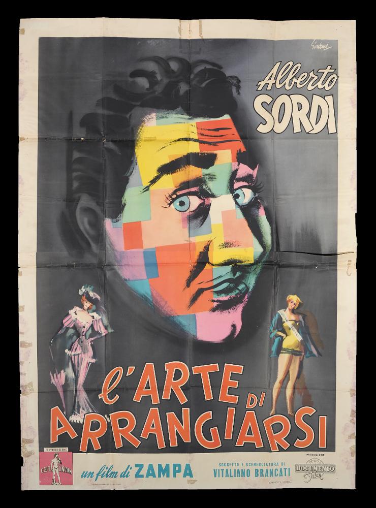 L'immagine riproduce uno dei manifesti conservati presso la Mediateca Regionale Pugliese (vedi Note). Si tratta di una delle versioni grafiche del manifesto del film "L'arte di arrangiarsi", a firma dell’illustratore Nicola Simbari (Simbari). Pittore di fama internazionale, seppe distinguersi per la «freschezza del suo tratto e la velocità di modellato» (Baroni, 2018). Le sue opere infatti si riconoscono subito per l'uso vitale ed espressivo del colore. Per "L'arte di arrangiarsi" concepisce una composizione dove il linguaggio figurativo si mescola all'amore per la geometria (altro tratto distintivo) e per i colori, accostati con freschezza e dinamicità sul volto di Alberto Sordi, assoluto protagonista che emerge dal fondo grigio. Simbari amò amalgamare colori brillanti...