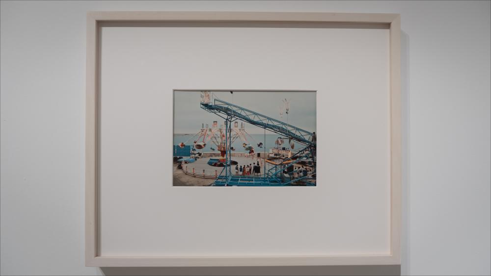 Scatto realizzato dal fotografo italiano LUIGI GHIRRI, recuperato dall’Archivio Eredi Ghirri negli anni e proposto per la mostra inedita “Tra albe e tramonti. Immagini per la Puglia” presso la Fondazione Pino Pascali di Polignano a Mare. Un corpus fotografico di negativi e foto originali dal 1982 che mette in luce la quotidianità: vicoli animati da bambini e famiglie, feste popolari, fuochi d’artificio e pillole di vita. 