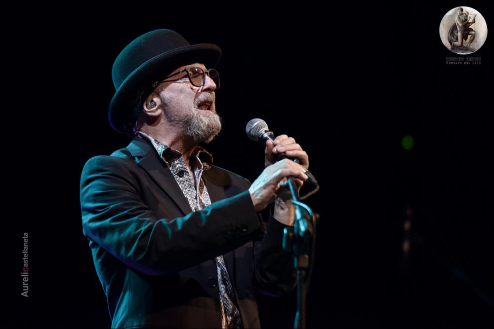 <div>Lo scatto è tratto dal concerto intitolato “Un sabato italiano 40 Show” del Sergio Caputo Trio al Teatro Orfeo di Taranto nella serata del 26 gennaio 2024. L'evento ha fatto parte della stagione teatrale 2023/2024, nell’ambito della rassegna "Taranto, i più grandi passano da qui".</div><div>Il Sergio Caputo Trio, formato da Sergio Caputo (chitarra e voce), Fabiola Torresi (basso e voce) e Alessandro Marzi (batteria, voce e talvolta piano), è il nucleo fondamentale dei progetti musicali del cantautore. Con un originale stile pop-jazz e un forte affiatamento, il trio reinterpreta anche i brani storici con improvvisazione e freschezza, sorprendendo sempre il pubblico. Vanta esibizioni in club storici e teatri prestigiosi ed ...