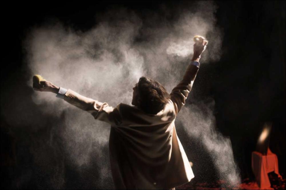 L'immagine in oggetto, fotografia digitale ad opera di Claudia Gori, cattura un momento dello spettacolo “Codice Nero”, una delle produzioni 2015-2016, messe in scena dalla compagnia teatrale Koreja di Lecce. Lo spettacolo, scritto e interpretato dal siciliano Riccardo Lanzarone, racconta in un lungo flashback, la storia di Salvatore Geraci, un uomo qualunque, un ex artificiere siciliano. L'ambientazione, un ospedale, è significativa, infatti il “codice nero” allude al codice assegnato al pronto soccorso ai deceduti. L'opera vuole essere una denuncia, senza retorica, di una realtà del nostro paese: le prestazioni sanitarie differenti a seconda del censo. Un caso di malasanità in scena: lunghe attese nei corridoi, dottoroni dal super ego che umiliano i pazienti. E propri...