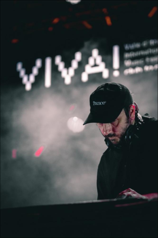 Nella foto un momento della performance di John Talabot presso la Masseria Aprile a Locorotondo in occasione del VIVA! Festival 2021 nella serata del 7 agosto.
John Talabot è artista e dj di spicco nel panorama elettronico contemporaneo, in continua ricerca e sperimentazione, sempre pronto a mettersi in gioco e a percorrere orizzonti musicali inesplorati. I suoi set sono stati protagonisti al Sónar, al Pickle Factory, e al Kelvingrove Art Gallery & Museum di Glasgow. Ha anche partecipato a festival come Primavera Sound o Nuits Sonores, portando le serate della sua etichetta Hivern Discs nei club di tutta Europa....