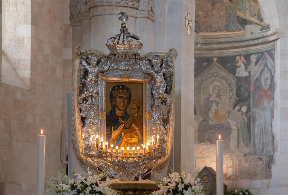 <div class="ql-editor"><div>Icona sacra di origine medievale (fine XIII – inizio XIV secolo) di chiara ispirazione bizantina, raffigura la Vergine con il Bambino in atteggiamento ieratico e materno. La pala, arricchita da una cornice in argento del XIX secolo, unisce valore artistico e funzione liturgica, testimoniando secoli di devozione a Conversano e il ruolo centrale dell’immagine nella storia religiosa e culturale della città.  </div><div><br></div><div><br></div></div>