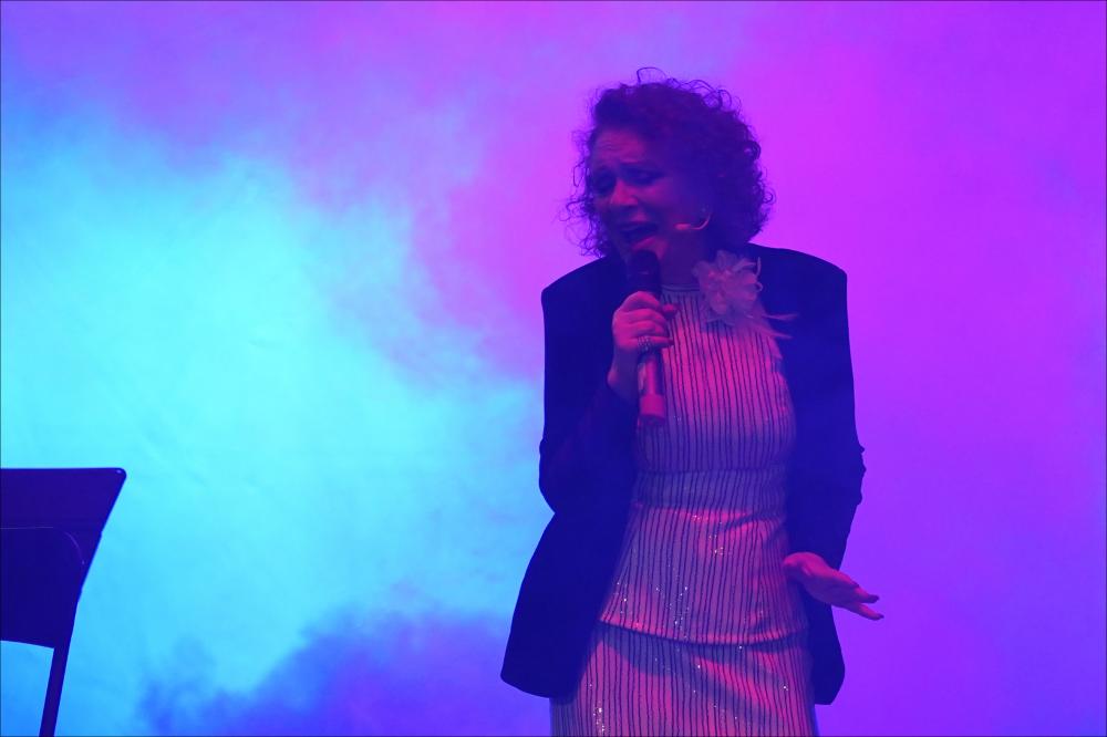 <div>Lo scatto racconta un momento dello spettacolo musicale <em>Non gioco più – Pandimiglio canta Mina</em>, andato in scena il 23 febbraio 2024 presso il Teatro AncheCinema di Bari, in occasione dei settant’anni della televisione italiana. Un omaggio sentito a Mina, voce assoluta della musica italiana, e ad Antonello Falqui, il grande regista che ha inventato e reso immortale il mondo del varietà televisivo.</div><div>Protagonista della serata è Donatella Pandimiglio, considerata una delle voci più affascinanti e raffinate del teatro italiano. Interprete di straordinaria versatilità, Pandimiglio ha collaborato a lungo con Nicola Piovani e Gigi Proietti.</div><div><em>Non gioco più</em> rievoca l’età d’oro del ...