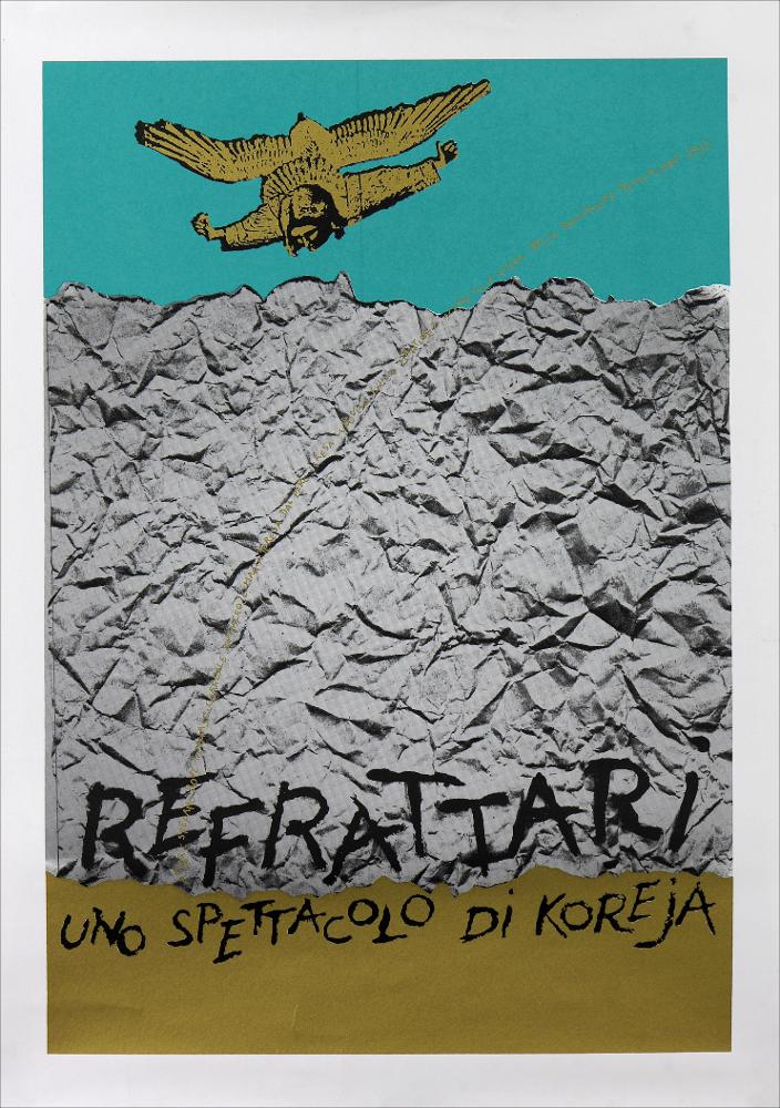 L'immagine in oggetto riproduce la locandina dello spettacolo "Refrattari", rappresentato per la prima volta nel Salento nel 1990 dal Teatro Koreja durante l'ottava edizione di "Aradeo e i Teatri", un appuntamento con il teatro sperimentale che la compagnia, nata nel 1983 nel piccolo borgo salentino di Aradeo, portò avanti sin dall'anno della sua fondazione. La pièce teatrale, diretta da Salvatore Tramacere, è un libero adattamento del "Woyzeck" di Georg Büchner, lavoro scritto tra il 1836 ed il 1837 e rimasto incompiuto a causa della morte dello scrittore. L'allestimento realizzato dal gruppo Koreja fu un primo risultato della ricerca sulla drammaturgia visionaria e radicale di Büchner, caratterizzata da slanci utopistici, tensioni verso il cambiamento e consapevolezza...