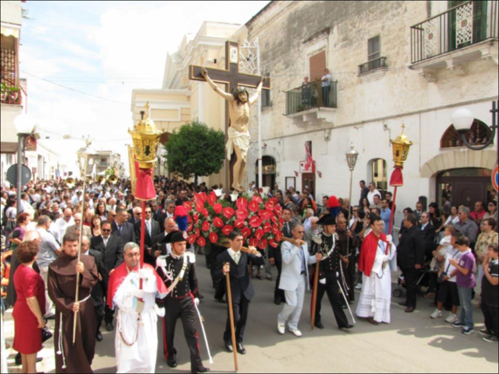 <div class="ql-editor"><div>L'immagine digitale cattura un momento solenne della Festa Patronale del Santissimo Crocifisso a Monteiasi (TA): il Crocifisso sfila in processione accompagnato da una folla di fedeli in preghiera in occasione dei festeggiamenti del 14 settembre 2010. </div><div>Si tratta di un evento religioso e culturale che, ancora oggi, si celebra annualmente il 14 settembre, con il rito dell'Esaltazione della S. Croce – detta del “Crocifisso grande”, e il 3 maggio, con il rito dell'Invenzione della S. Croce – detta del “Crocifisso piccinno”.</div><div>In particolare, la ricorrenza del 3 maggio è caratterizzata da una tradizione suggestiva e singolare: al passaggio della statua del Crocifisso in processione, i fede...