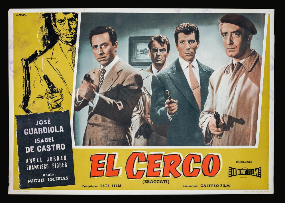 “El cerco” è un film di genere drammatico del 1955, diretto da Miguel Iglesias, su sceneggiatura di Juan Bosch, con Isabel de Castro, José Guardiola, Angel Jordan e Francisco Piquer.
La fotobusta cinematografica è firmato R. Manc., pseudonimo di Roberto Mancinelli, artista di cui si hanno poche notizie ma che per certo si formò come illustratore di cartoline cinematografiche, proseguendo poi la carriera come illustratore di manifesti. L’immagine presenta una fotografia di scena incorniciata da uno sfondo giallo ocra. Sul lato sinistro vediamo il ritratto del protagonista, reso con linee decise in stile fumettistico.
La fotobusta originale è conservata nell’Archivio della Mediateca Regionale Pugliese.
...
