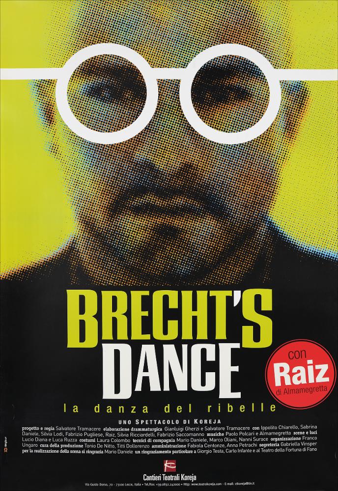 L'immagine in oggetto riproduce la locandina dello spettacolo "Brecht's Dance. La danza del ribelle". Ispirato al teatro di Bertolt Brecht, lo spettacolo vide la partecipazione di Raiz, cantante del gruppo Almamegretta che diventa protagonista sul palco insieme alla sua musica. Ispirandosi alle sonorità di Kurt Weill e al fascino di Brecht per l'Asia, Raiz e Paolo Polcari mettono per la prima volta a servizio del teatro la loro esperienza di "migranti della musica". Secondo Koreja, Bertolt Brecht aveva già capito a suo tempo che il teatro doveva incontrare la musica e cercare insieme di costruire un linguaggio nuovo. La locandina mette in primo piano un ritratto sfocato e molto contemporaneo di Raiz che indossa un paio di occhiali bianchi, molto evidenti, quasi a voler ...