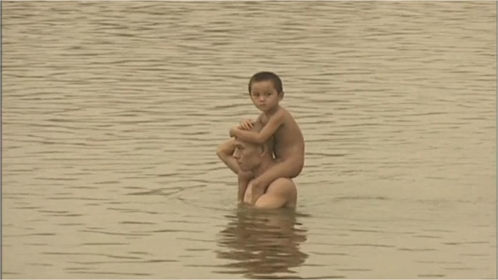 Il video presenta un montaggio delle sezioni della mostra dal titolo “55 Love” allestita dal 7 marzo al 1° novembre 2020 presso la Fondazione Museo Pino Pascali e dedicata all’artista cinese Zhang Huan, uno dei più importanti artisti cinesi riconosciuti a livello internazionale, vincitore della XXII edizione del Premio Pino Pascali.
La mostra 55 Love (dove 55 sono gli anni compiuti dall’artista nato nella provincia di Henan nel 1965) presenta un focus sulle performances realizzate negli Stati Uniti, in Italia e in Cina. Grandi opere fotografiche e video, tutte provenienti da collezioni italiane, ripercorrono la storia artistica di Zhang Huan a partire dagli anni ’90.
Zhang Huan si forma presso l’Accademia di Belle Arti di Pechino, successivamente trascorre diversi anni ...