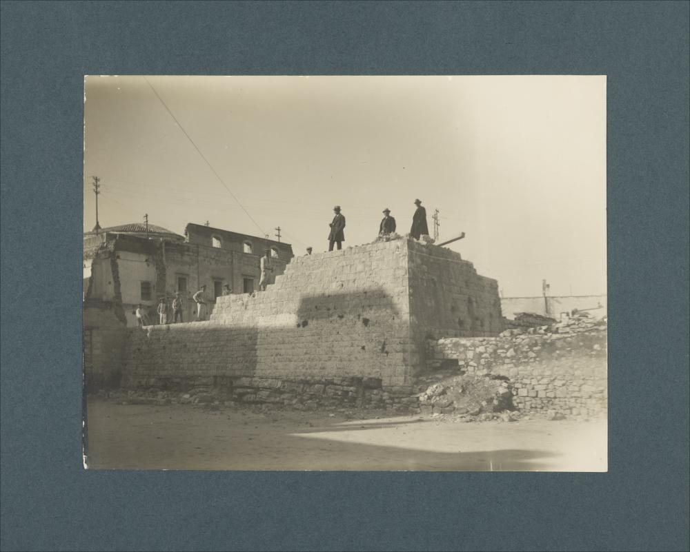 <div class="ql-editor"><div><span>I resti del castello di Molfetta in un foto storica di Vincenzo Montaruli.</span></div><div><span class="ql-cursor">﻿</span>La risorsa fa parte della raccolta fotografica di Giuseppe Ceci (1863-1938), studioso delle arti figurative dell’Italia meridionale e tra i promotori delle Società di Storia Patria di Napoli e della Puglia, si inserisce nel vivace clima culturale dell’Italia postunitaria, caratterizzato dal progressivo consolidarsi di una «coscienza nazionale» alimentata anche dal confronto e dal dialogo con le realtà storiche e culturali locali.</div><div>Oggi la Biblioteca Comunale di Andria conserva oltre settecento fotografie dedicate alla Puglia medievale, a Napoli e al patrimonio storico...