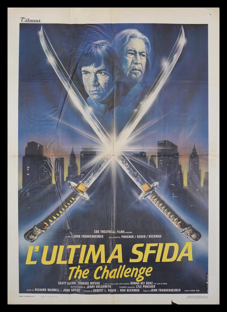 L'immagine riproduce uno dei manifesti conservati presso la Mediateca Regionale Pugliese (vedi Note). Si tratta di una delle versioni grafiche del manifesto del film "L'ultima sfida", a firma di Renato Casaro, tra i maggiori rappresentanti della grafica e del manifesto del secondo dopoguerra. Autodidatta, sviluppa una grande tecnica e raffinatezza formale sugli esempi più prestigiosi di altri pittori di cinema, primo tra tutti Cesselon, alla quale mescola linguaggi compositivi più innovativi (fotografico e grafico) anche usando tecniche e strumenti diversi, come l'aerografo. La sua lunga carriera in questo settore arriva fino agli anni '80, come dimostra il manifesto in oggetto, che risponde a canoni estetici già più grafici e pubblicitari. La composizione è di grande i...