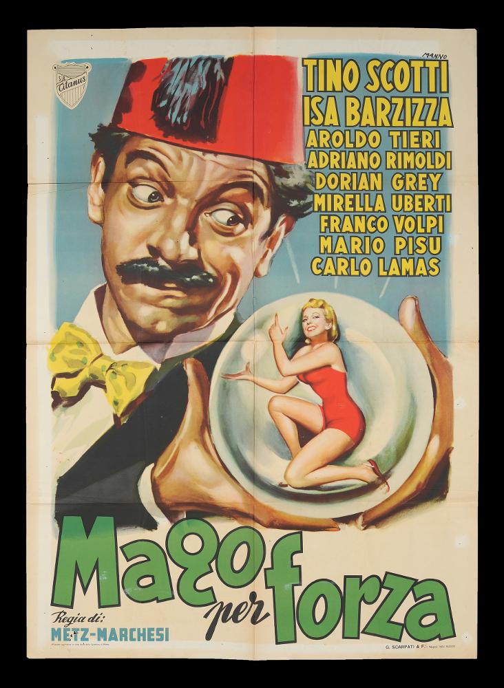 L'immagine riproduce uno dei manifesti conservati presso la Mediateca Regionale Pugliese (vedi Note). Si tratta di una delle versioni grafiche del manifesto del film "Mago per forza", a firma di Manno (Dante Manno). Formatosi all'Accademia di Belle Arti, dove fu allievo di Duilio Cambellotti, è stato un grande artista e pittore di cinema. Questo influenzerà la sua carriera, dedicandosi totalmente alla pittura di cinema, sua grande passione fino alla crisi degli anni '70. L'uso degli acquerelli e della tempera, di colori compatti e pastosi rendono le sue figure ben definite e morbide, unendo un certo stile classico e accademico ad una grafica moderna. Manno, come molti altri pittori dell'epoca dediti alla pittura per manifesti, si fece interprete del filone Neorealista d...