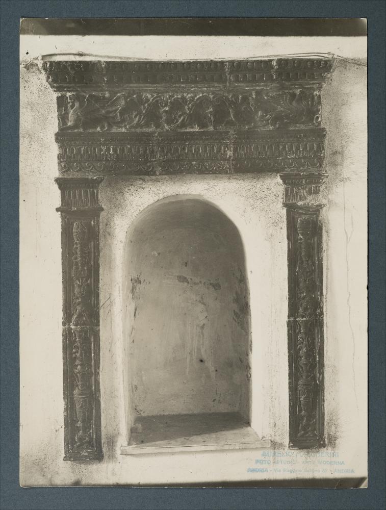 <div class="ql-editor"><div>Documentazione fotografica: “Edicola in terracotta nella III stanza terranea della casa già Treppiccioni ora del Sig. Di Pilato in PiazzaVittorio Emmanuele”, XVI secolo, Piazza Catuma, Andria. Fotografia di Aurelio Malgherini.</div><div><br></div><div>La raccolta fotografica di Giuseppe Ceci (1863-1938), studioso delle arti figurative dell’Italia meridionale e tra i promotori delle Società di Storia Patria di Napoli e della Puglia, si inserisce nel vivace clima culturale dell’Italia postunitaria, caratterizzato dal progressivo consolidarsi di una «coscienza nazionale» alimentata anche dal confronto e dal dialogo con le realtà storiche e culturali locali.</div><div>Oggi la Biblioteca Comunale di...