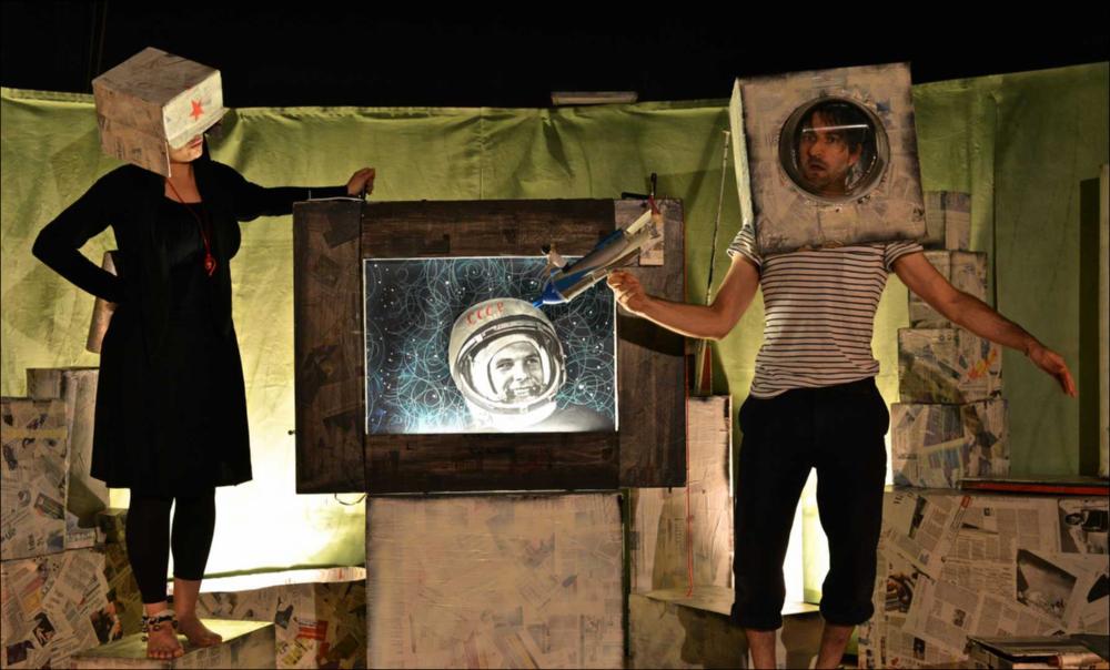 L'immagine in oggetto, fotografia ad opera di Alessandro Colazzo, cattura un momento dello spettacolo “Sogno in scatola”, messo in scena dai Cantieri Teatrali Koreja di Lecce per la stagione 2015-2016 dedicata al Teatro Ragazzi. La rappresentazione teatrale usa un nuovo modo di raccontare mediante l'invenzione del "cartometraggio": tra rime, illustrazioni, scatole e suoni si srotola una storia visionaria per aiutare i piccoli spettatori ad ascoltare, guardare e soprattutto ad immaginare, lontano dalle tecnologie. Le scatole sono luoghi magici, dove i giochi prendono vita. Ogni scatola può essere la stanza dove ogni bambino inventa la sua storia, può essere il mare, il cielo e tutte le stelle. Di certo, una scatola è il posto sicuro dove custodire i segreti, raccogliere ...