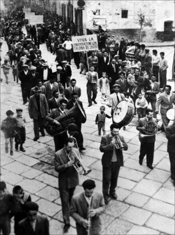 <div class="ql-editor"><div>La foto storica con il Gruppo Bandistico della Città di Troia che percorre le vie cittadine è databile agli anni '50.</div><div class="ql-align-justify">Le prime notizie storiche della presenza di una Banda a Troia fanno risalire la nascita del sodalizio al 1841 e il 22 marzo 1881 si riunisce il Consiglio Comunale per approvare il Regolamento per la "Banda Musicale di Troia".</div><div>L’associazione che attualmente organizza il Complesso Bandistico, nata nel 1991 con</div><div>lo scopo di promuovere e sviluppare la cultura musicale e, in special modo, quella bandistica di cui la città di Troia si può onorare di un glorioso passato, è diretta dal valente Maestro Angelo Cacchio con la collaborazione di ol...