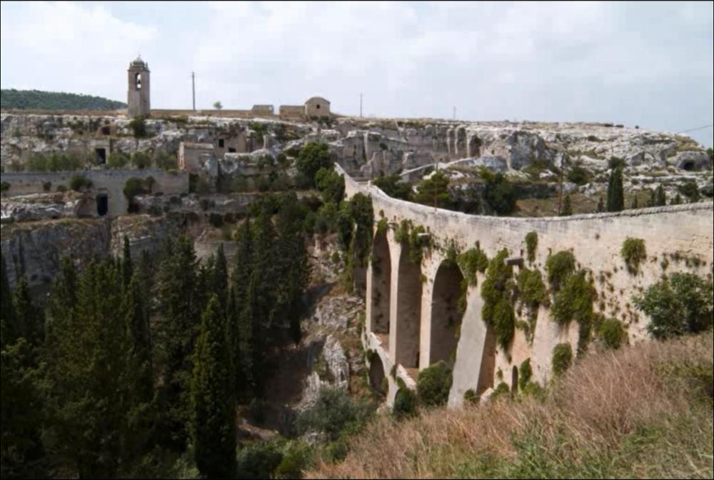 Prodotto nell'ambito dei Progetti Integrati Settoriali (PIS), cofinanziati dall'Unione Europea - F.E.S.R. sul POR Puglia 2000-2006 per il recupero, la valorizzazione e la gestione dei beni storico-culturali pugliesi e per il potenziamento della ricettività turistica, il video raccoglie delle immagini sulle bellezze che caratterizzano Gravina in Puglia, cittadina in provincia di Bari che sorge nel cuore del Parco Nazionale dell'Alta Murgia ai confini con la Basilicata e sulle sponde di un crepaccio scavato da un fiumiciattolo affluente del Bradano. Abitata già nell'era del Paleolitico, Gravina conserva le testimonianze delle diverse civiltà che si sono succedute. Le numerose chiese e abitazioni rupestri, i resti del castello federiciano, il ponte-acquedotto “Madonna dell...