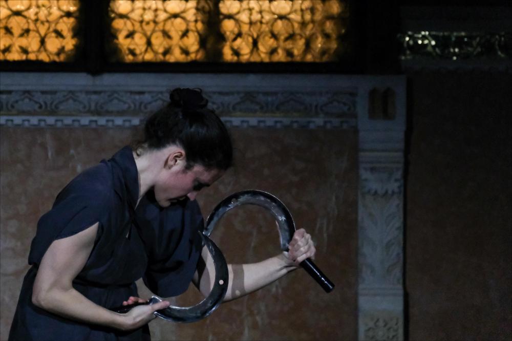 <div class="ql-align-justify">Lo scatto è tratto dalla performance “I’ll Do, I’ll Do, I’ll Do” della Compagnia Dewey Dell andata in scena il 23 novembre 2024 presso la FONDAZIONE H.E.A.R.T., in occasione del BIG - Bari International Gender Festival.</div><div class="ql-align-justify">Dietro all’immagine del sabba demoniaco, antropofago, magico e violento, si intravede l’eco stravolta di un culto estatico dominato da una misteriosa dea notturna dai molti nomi e connesso a una cerimonia per la fertilità della terra. Se la possessione viene spesso considerata come la visita di una entità divina tra gli esseri umani, l’estasi al contrario è un viaggio di ascesa celeste o di discesa infernale dell’anim...
