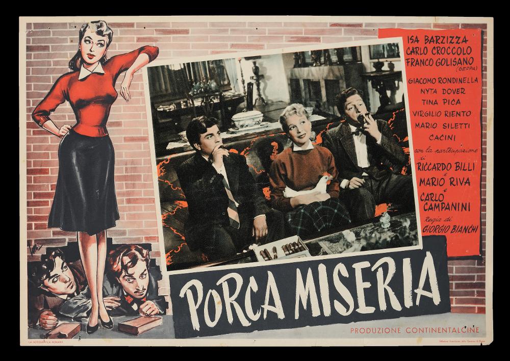 L'immagine riproduce uno dei manifesti conservati presso la Mediateca Regionale Pugliese (vedi Note). Si tratta di uno dei soggetti della fotobusta del film "Porca Miseria!", a firma di Longi (Lon.), di cui si conserva qui in collezione anche il manifesto a firma di Olivetti. Longi firma tutta la serie della fotobusta, con uno stile vivace e illustrativo, molto dinamico e fresco, che accompagna le diverse scene del film. Nella sua vita artistica, Carloantonio sperimentò diversi stili: dal più tradizionale sfumato policromo e narrativo alla sintesi grafica più contemporanea fatta di pochi colori e tratti, come in questo caso, in cui riesce comunque a rappresentare in modo fedele i personaggi - soprattutto Giacomino (Croccolo) e Carletto (Golisano) - e ad esaltare la figu...