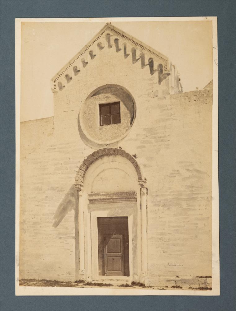 <div class="ql-editor"><div>Ritaglio da fotografia di Romualdo Moscioni di un particolare della facciata della Chiesa di Santa Maria di Colonna (XI secolo).</div><div>L'immagine digitale fa parte della raccolta fotografica di Giuseppe Ceci (1863-1938), studioso delle arti figurative dell’Italia meridionale e tra i promotori delle Società di Storia Patria di Napoli e della Puglia. Tale raccolta si inserisce nel vivace clima culturale dell’Italia postunitaria, caratterizzato dal progressivo consolidarsi di una «coscienza nazionale» alimentata anche dal confronto e dal dialogo con le realtà storiche e culturali locali.</div><div>Oggi la Biblioteca Comunale di Andria conserva oltre settecento fotografie dedicate alla Puglia medievale, a Napol...