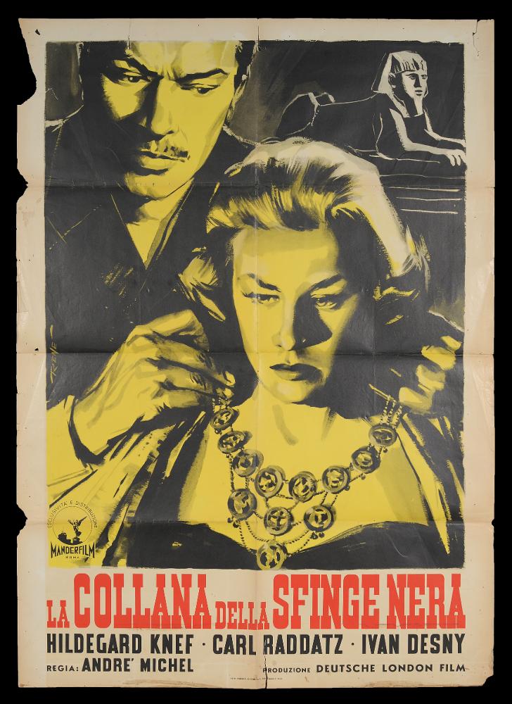 L'immagine riproduce uno dei manifesti conservati presso la Mediateca Regionale Pugliese (vedi Note). Si tratta di una delle versioni grafiche del manifesto del film “La collana della sfinge nera” realizzata da Renato Casaro, tra i maggiori rappresentanti della grafica e del manifesto del secondo dopoguerra, che qui si firma René, nome d'arte utilizzato agli esordi che poi sostituirà con la ben più nota R. Casaro. L'artista fu ispirato dall'arte del noto pittore di cinema Angelo Cesselon, il primo pittore ad utilizzare, per i manifesti cinematografici, un nuovo linguaggio che dà maggiore importanza ad una grande scena, ad un ritratto per raccontare una storia. Casaro è noto per essere stato un autodidatta che riuscì tuttavia ad acquisire competenze e abilità riconoscibi...