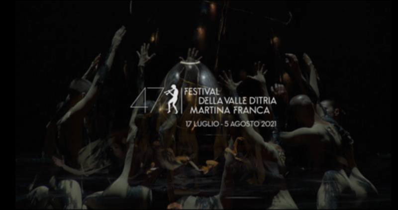 Il video raccoglie con uno stupendo montaggio le scene chiave delle rappresentazioni teatrali e dei concerti realizzati durante la 47ª edizione del Festival della Valle d’Itria. 
Non solo concerti di musica, ma le esecuzioni si trasformano in complesse rappresentazioni teatrali e di danza che elevano i brani verso una inedita trasposizione visiva che crea maggiore coinvolgimento emotivo nel suo pubblico. Il tema portante è la LUCE, traduzione dal titolo “Fiat Lux”.
Infatti, la rassegna si apre con l’opera di Franz Joseph Haydn “La Creazione” (17, 23 e 31 luglio), affidata alla bacchetta di Fabio Luisi e proposta nella versione in italiano a cura di Dario Del Corno e rivista per l’occasione da Filippo Del Corno....