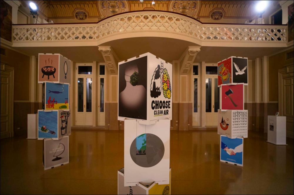 Nella foto l’allestimento tridimensionale della mostra “Poster for Tomorrow”, raccolta dei 100 migliori poster sul tema del pianeta del futuro realizzati da grafici e designer internazionali per l’edizione 2018 del contest internazionale dal titolo “A Planet for Tomorrow”. La mostra è stata allestita presso la Sala Giuseppina del Teatro Kursaal Santalucia di Bari. Dal 26 novembre al 5 dicembre 2021, nell’ambito del progetto “Planet or Plastic? Io scelgo il Pianeta”, sono state allestite tre mostre a tema: “Archeoplastica”, raccolta di reperti di plastica rinvenuti sulle spiagge pugliesi e risalenti agli scorsi decenni, fino anche agli anni ‘60; “Poster for Tomorrow”, raccolta dei 100 migliori poster sul tema del pianeta del futuro realizzati da grafici e designer intern...