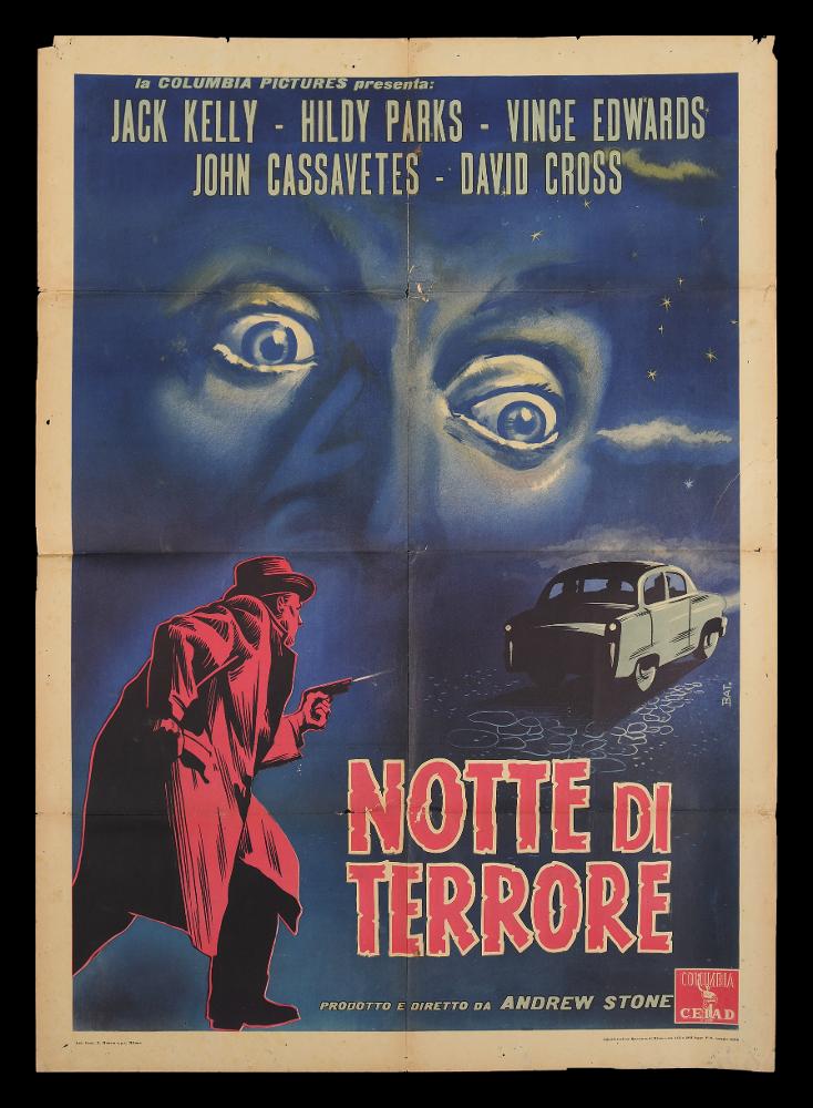 L'immagine riproduce uno dei manifesti conservati presso la Mediateca Regionale Pugliese (vedi Note). Si tratta di uno dei manifesti del film “Notte di terrore” del 1955 per la regia di Andrew L. Stone. La firma che leggiamo sul lato a destra appartiene all’illustratore Giovanni Battaglia (Bat.). L’immagine, seppur povera di elementi compositivi, appare strutturata in una maniera complessa e attenta ai dettagli. Il colore predominante è il blu scuro, colore utilizzato per rendere l’arco temporale di sviluppo della trama, appunto la notte, momento esplicitato anche dal titolo. In questa atmosfera cupa gli unici tocchi di colore sono rappresentati dal bianco dell’automobile, delle nuvole e del grande volto che osserva la scena dall’alto; l’altro colore utilizzato dal Batt...