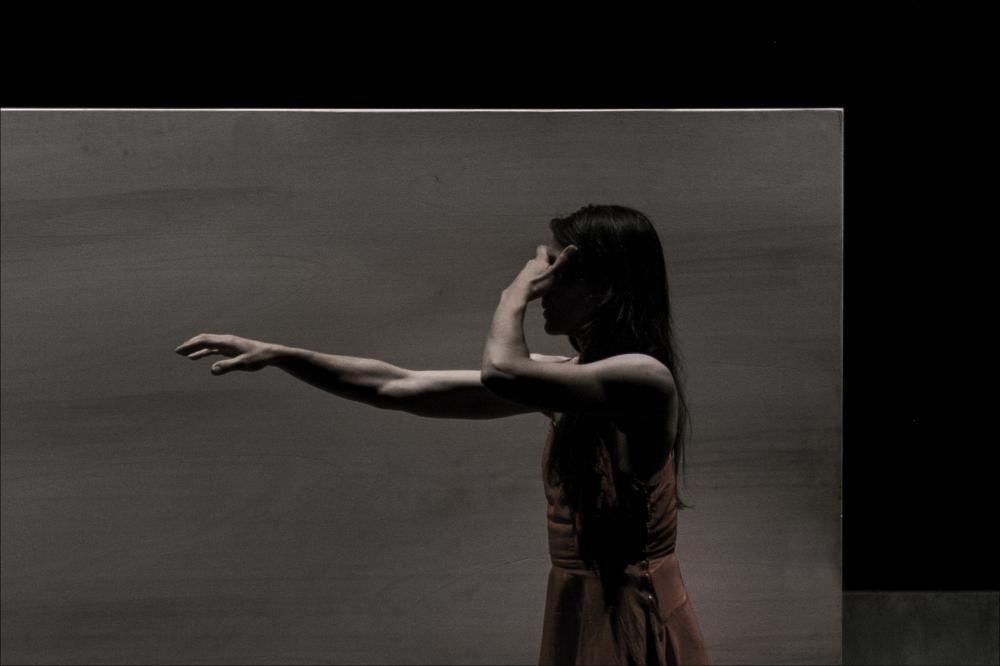 La fotografia in oggetto, ad opera di Alessandro Serra, immortala un momento dello spettacolo “Frame”, spettacolo messo in scena dalla compagnia teatrale Koreja di Lecce con la co-produzione della Compagnia Teatropersona. Frame è uno spettacolo che abbraccia arte e teatro, ispirato nelle scene alle opere dell'artista statunitense Edward Hopper. Una vera e propria immersione nel mondo e nelle opere dell'artista attraverso la descrizione di momenti, persone e frammenti che scandiscono la vita quotidiana dell'uomo contemporaneo. Non ci sono voci ad animare la scena, ma luci, suoni, abiti che riescono a coinvolgere lo spettatore, rendendo lo spettacolo simile ad una visita museale e lo spettatore diviene fruitore che insieme vive e crea l'opera. In questo scatto, l'attrice ...
