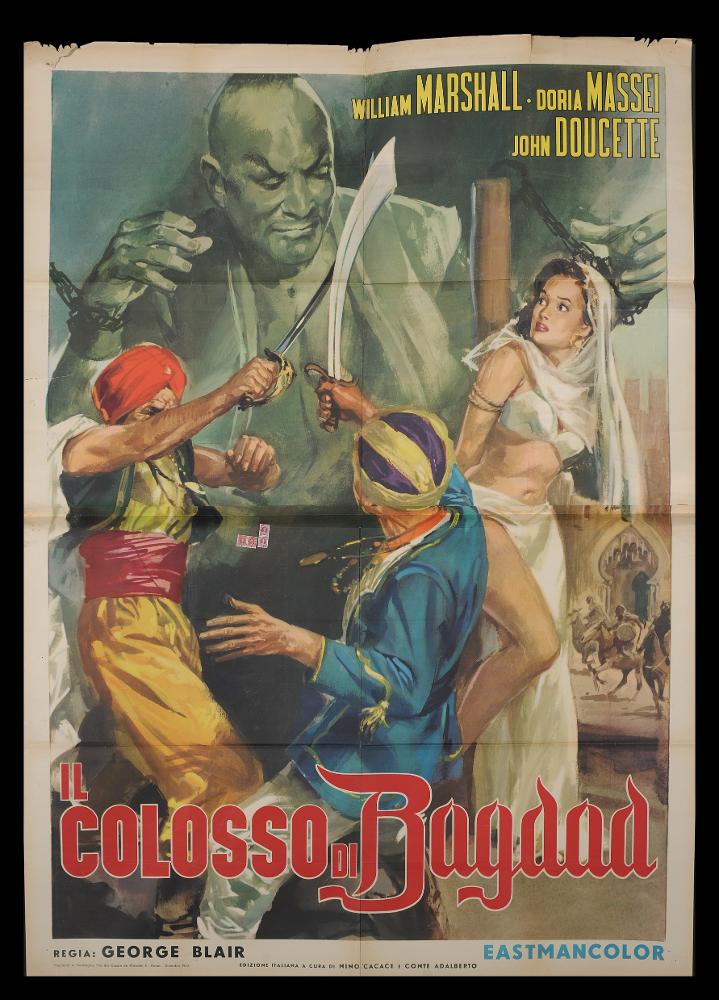 L'immagine riproduce uno dei manifesti conservati presso la Mediateca Regionale Pugliese (vedi Note). Si tratta della versione grafica del manifesto del film "Il Colosso di Bagdad". Anche se di artista anonimo, la composizione si mostra per la sua compostezza e bellezza pittorica. Lo spazio è occupato per la maggior parte dai protagonisti, mentre i luoghi sono narrati dalla piccola scena sulla destra, che rimanda alle ambientazioni ispirate alle "Mille e una notte". Anche in questo caso, la donna è esaltata nell'ideale di pin-up, in voga negli anni '50. Il grande genio è rappresentato sul fondo in un verde monocromo, rappresentato  nella sua grandezza....