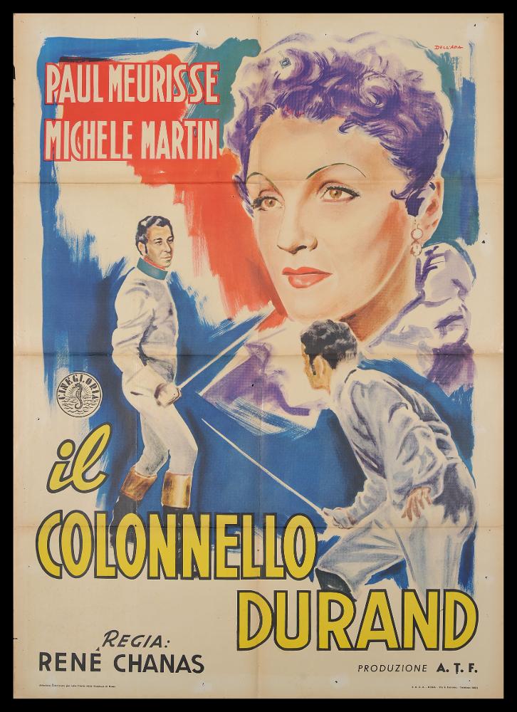 L'immagine riproduce uno dei manifesti conservati presso la Mediateca Regionale Pugliese (vedi Note). Si tratta di una delle versioni grafiche del manifesto di "Il Colonnello Durand", film francese del 1948, a firma di Dell'Apa. Dell'artista non si hanno notizie, ma mostra un approccio stilistico originale, seppur descrittivo, ispirato ad altri artisti come Tarquini, Simbari, Casaro, che hanno fatto del colore il loro elemento distintivo. Splendido il ritratto femminile che si pone sullo sfondo, fatto di pennellate sfumate ma rapide, colori a contrasto, una visione policroma tipica degli anni Trenta, che dà risalto maggiormente ai colori pastello. In primo piano una scena del film, con la sfida di un duello, in un'atmosfera onirica e irreale, senza tempo né spazio.