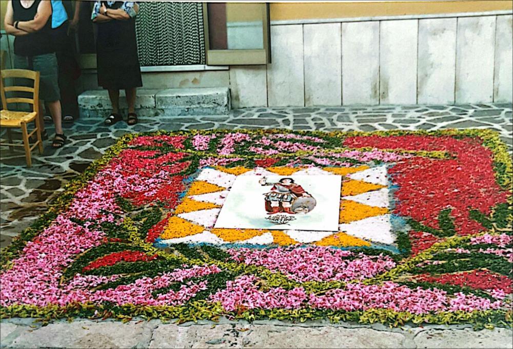 <div class="ql-editor"><div>L’<strong>Infiorata di San Liberato</strong> è una delle espressioni più colorate e partecipative della festa patronale. Si tratta di una tradizione in cui le strade del paese vengono decorate con petali di fiori, sabbia colorata o materiali naturali, creando tappeti o disegni artistici a tema religioso, dedicati al Santo Patrono. I motivi possono rappresentare simboli sacri, scene della vita del santo o motivi floreali geometrici.</div><div><br></div><div>Ogni 19 agosto, San Marco la Catola si ritrova attorno al suo patrono, <strong>San Liberato Martire</strong>, in una festa che unisce tradizione e identità locale. Tra fiera, giochi popolari e sfide cavalleresche, la comunità celebra il ritorno dei migranti alle pr...