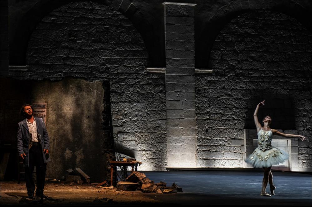 Nella foto una scena dell’esecuzione del ciclo di Lieder Winterreise “Viaggio d’inverno” tenutasi il 4 agosto 2021 in occasione della 47ª edizione del Festival della Valle d’Itria, con il baritono austriaco Markus Werba.
Si tratta di una delle composizioni più celebri di Franz Schubert, con 24 brani per voce e pianoforte su testi poetici di Wilhelm Müller.
La regia è stata affidata a Libero Stelluti, i costumi a Carla Gallerie. Suggestiva la performance degli artisti della Fattoria Vittadini e del pianista e direttore Michele Gamba....