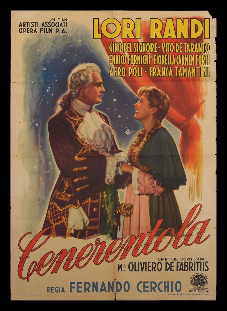 L'immagine riproduce uno dei manifesti conservati presso la Mediateca Regionale Pugliese (vedi Note). Si tratta di una delle versioni grafiche del manifesto del film in bianco e nero “Cenerentola”, del 1948 per la regia di Fernando Cerchio. Il manifesto è a firma di Fiorenzi (Fiorenzi Franco) come si evince dalla firma in basso a sinistra: seppur poco visibile si nota la rappresentazione simbolica di un fiore che precede le ultime tre lettere del cognome e che ne contraddistingue immediatamente la paternità. Autodidatta trasferitosi a Roma nel periodo più florido per il cinema italiano, fu il primo, tra i pittori di cinema dell'epoca, ad anticipare il linguaggio grafico e fotografico attraverso l’organizzazione dello spazio compositivo costruito su sovrapposizioni di im...