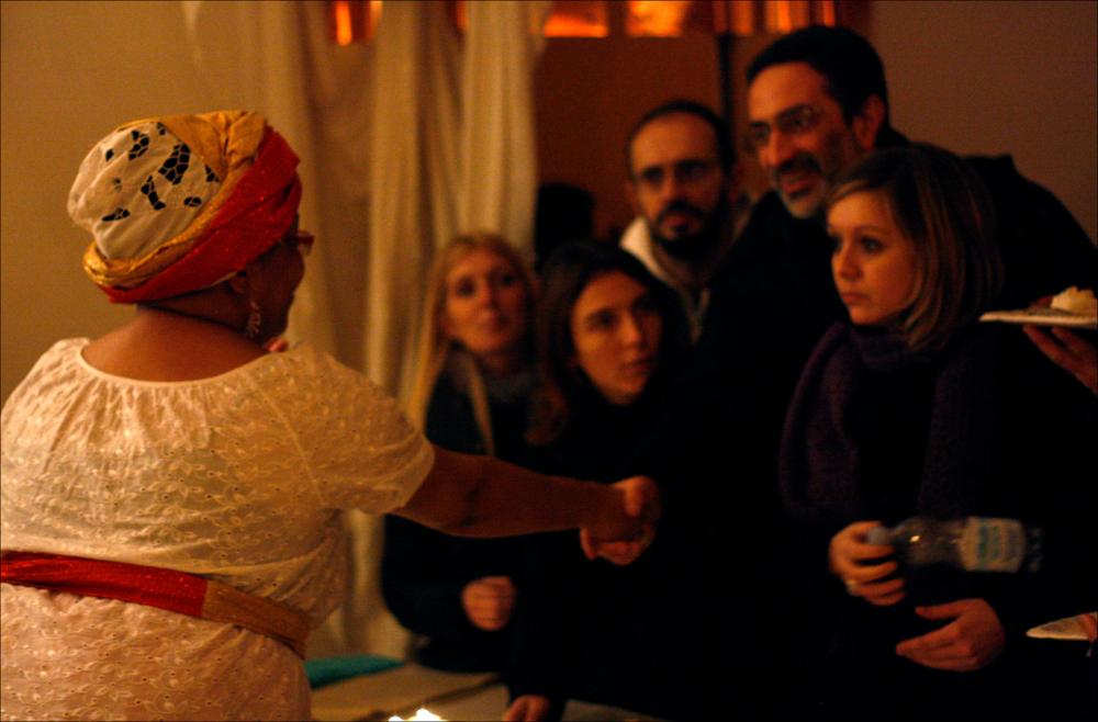 L'immagine fa parte di “Primavera dei Diritti", collezione digitale che raccoglie foto e video dell'omonima manifestazione promossa dalla Regione Puglia - Assessorato al Mediterraneo e realizzata dal Teatro Pubblico Pugliese dal 18 al 28 febbraio 2010 a Bari. Lo scatto ritrae un momento dell'iniziativa "Ethnic Hour", tenutasi durante la seconda giornata di "Primavera dei Diritti", pensata come incontro tra culture attraverso il cibo. il primo appuntamento ha previsto la degustazione di piatti tipici del Brasile a cura del Centro Interculturale Abusuan. Il centro si presenta anche come luogo di formazione e di cooperazione sociale, che mira a promuovere l'integrazione e la risoluzione dei conflitti tramite la cooperazione e la sensibilizzazione ai diritti umani, valorizz...