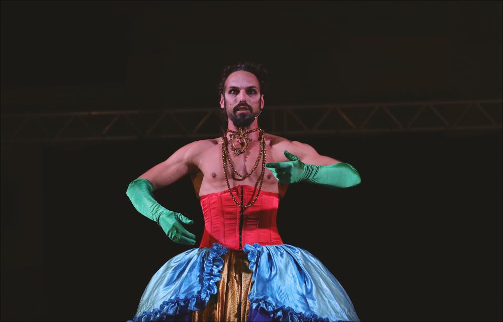 <div>Lo scatto ritrae Vladimir Ježić, artista croato di circo contemporaneo, danzatore e artista visivo, membro della compagnia torinese blucinQue Nice, fondata dalla coreografa Caterina Mochi Sismondi. Lo spettacolo è andato in scena nella serata del 7 luglio in occasione del Festival Circonauta 2024 in Piazza Vescovato a Nardò (LE).</div><div>Nella performance “Missione Priscilla”, il vero e il falso, il privato e il pubblico, il maschile e il femminile si intrecciano in un territorio scenico fluido e cangiante. Ispirato al film <em>Priscilla – La regina del deserto</em>, lo spettacolo esplora la complessità dell’identità artistica, trasformando l’esperienza quotidiana in una dimensione spettacolare e visiona...