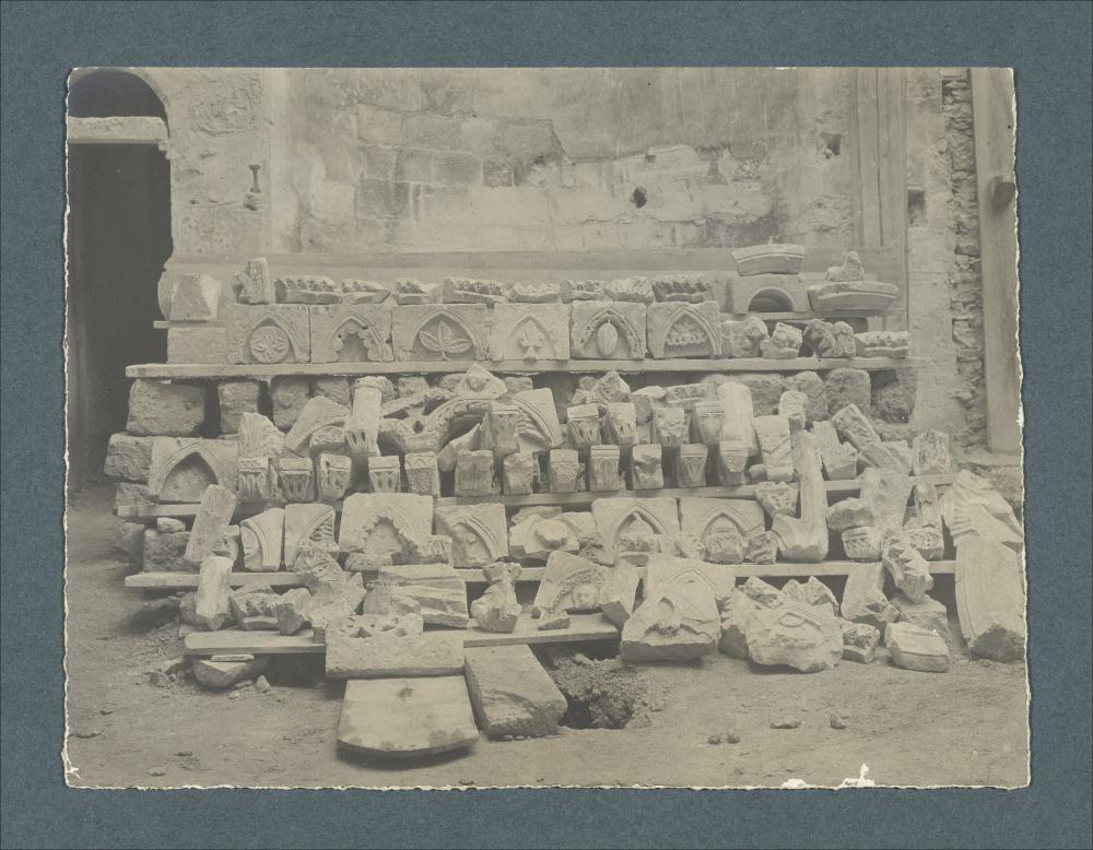 <div class="ql-editor"><div>Documentazione fotografica di frammenti della decorazione medievale della Cattedrale di Santa Maria Assunta in Cielo di Conversano, <span>prima dei restauri del 1914, </span>da uno scatto fotografico di Casimiro Angelo Russo.</div><div class="ql-align-justify">L'immagine digitale fa parte della raccolta fotografica di Giuseppe Ceci (1863-1938), studioso delle arti figurative dell’Italia meridionale e tra i promotori delle Società di Storia Patria di Napoli e della Puglia. Tale raccolta si inserisce nel vivace clima culturale dell’Italia postunitaria, caratterizzato dal progressivo consolidarsi di una «coscienza nazionale» alimentata anche dal confronto e dal dialogo con le realtà storiche e culturali locali.</d...